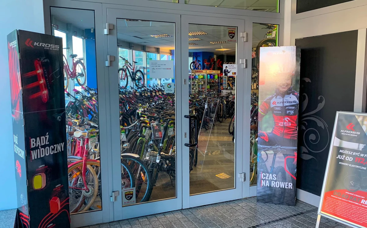 Cztery rowery elektryczne o łącznej wartości 100 tys. złotych padły łupem złodziei we Wrocławiu. Sklep oferuje wysoką nagrodę za pomoc w odnalezieniu pojazdów.