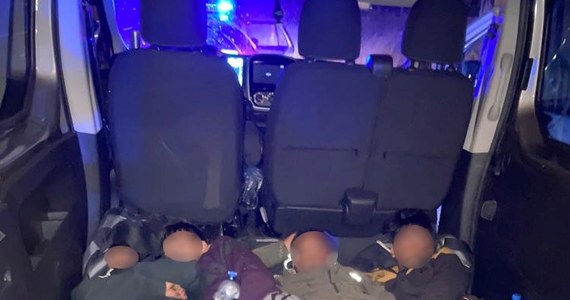 Dwa auta, w których podróżowało siedmiu cudzoziemców nielegalnie przebywających w Polsce, zatrzymali po pościgu na Dolnym Śląsku funkcjonariusze straży granicznej i policji.