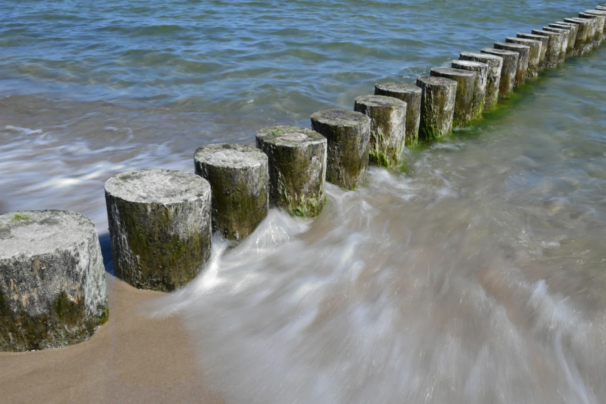 Tony ścieków u wybrzeży Łotwy. Po awarii w oczyszczalni ścieków w Lipawie do Bałtyku zaczęła się przedostawać potężna ilość nieczystości. Jak podają lokalne media, władze zamknęły plaże na blisko stukilometrowym odcinku wybrzeża. Po południu służby poinformowały, że udało im się powstrzymać wyciek. 