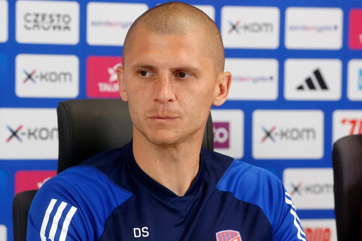 "Cieszymy się, że przed nami kolejne wyzwanie. Mecz z bardzo mocnym rywalem mającym swoje mocne atuty i doświadczenie w europejskich pucharach. Jestem przekonany, że nasze doświadczenie zebrane w poprzednich latach zaprocentuje w dwumeczu z Karabachem" - mówi trener Dawid Szwarga przed pierwszym meczem drugiej rundy eliminacji Ligi Mistrzów. Jutro wieczorem Raków podejmie u siebie Karabach Agdam. Za nami oficjalna konferencja prasowa mistrzów Polski.