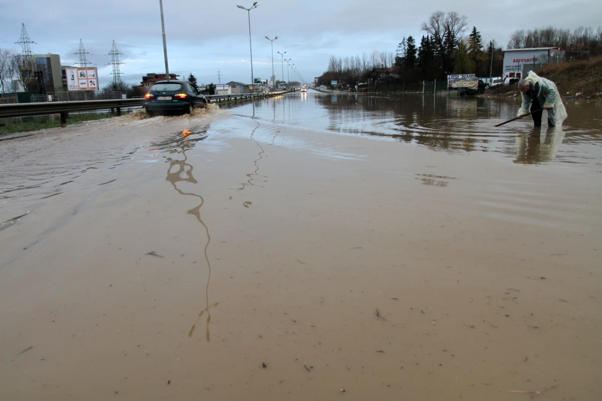 W części Chorwacji - w regionie Zagrzebia i Osijeka - został ogłoszony czerwony alert pogodowy związany z nadciągającą nad kraj burzą. "Niestety może być silniejsza od tej, która nawiedziła region w zeszłym tygodniu" - ostrzegł w rozmowie z telewizją Nova TV meteorolog Nikola Vikić-Topić.