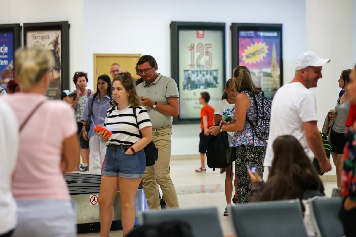 Polskie MSZ nie wyklucza zaostrzenia rekomendacji w sprawie wyjazdu turystów na greckie wyspy, na których szaleją pożary. Na wyspie Rodos w strefie zagrożenia było 1270 Polaków, którzy pojechali tam w ramach zorganizowanych form wypoczynku - poinformował RMF FM Paweł Jabłoński, wiceszef resortu dyplomacji. 