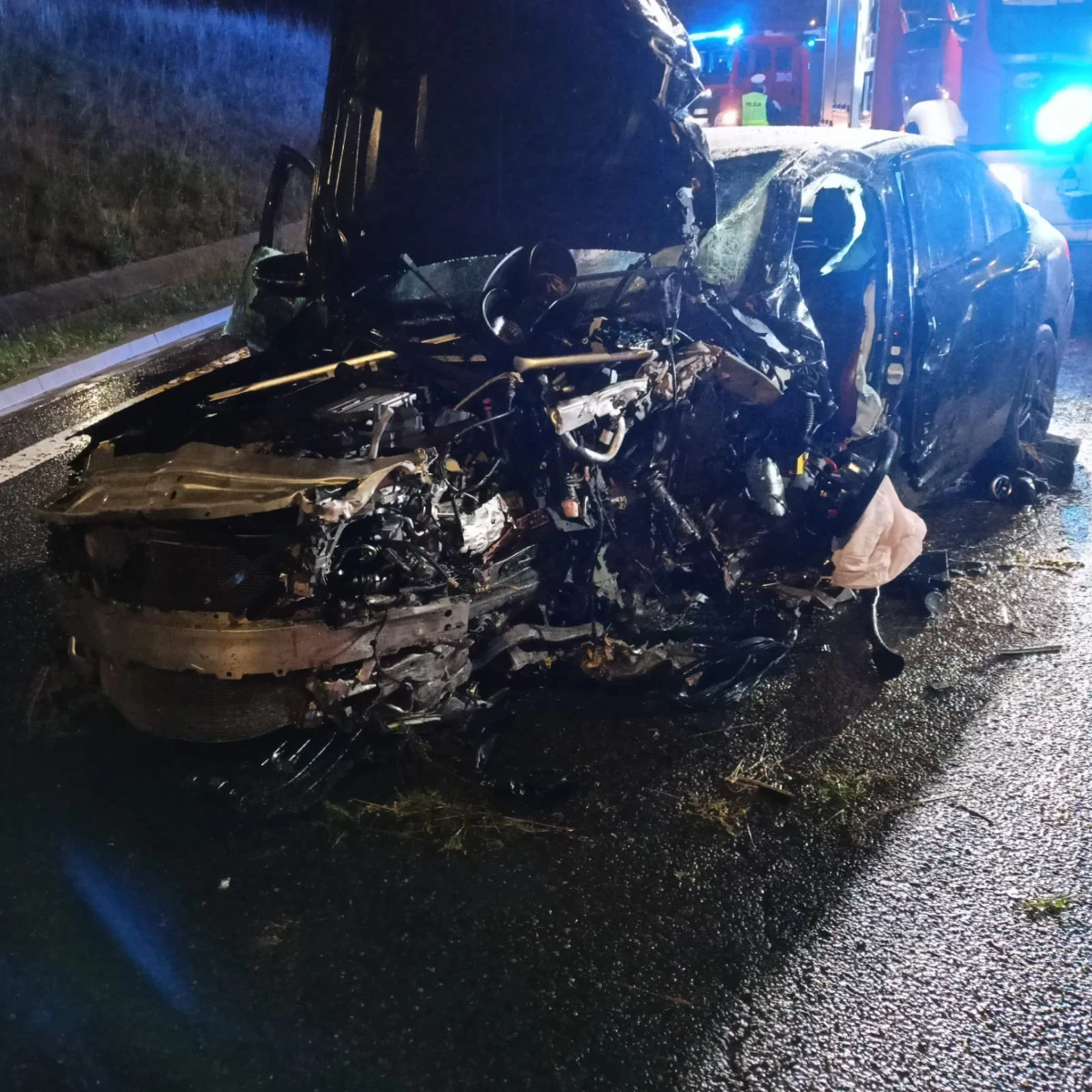 Nadmierna prędkość to najbardziej prawdopodobna przyczyna wypadku, do którego doszło na al. Armii Krajowej w Gdańsku. 21-latek, kierujący mercedesem, na łuku drogi stracił panowanie nad pojazdem, zjechał na pas rozdzielający jezdnię i uderzył w filar wiaduktu. Mimo reanimacji mężczyzna zmarł.      

