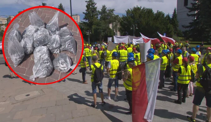 Protest przed Senatem. Demonstranci przynieśli worki z koksem