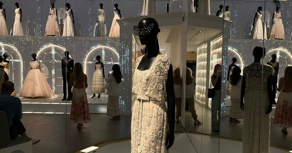 Wprost niezwykłą popularnością cieszy się w Paryżu niecodzienna wystawa. Jest ona poświęcona historii kultowego francuskiego domu mody, który założony został we Francji po II wojnie światowej przez Christiana Diora.