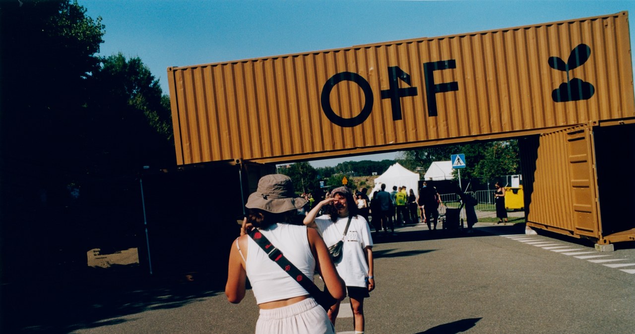 OFF Festival 2024 właśnie się rozpoczyna. Do Katowic zjeżdżają tłumy słuchaczy, którzy łakną dobrej muzyki i wyjątkowej atmosfery. Tylko tutaj, w kilkutysięcznym tłumie, można poczuć się jak na małym, klubowym koncercie. Wielkimi nazwiskami zachęca do przybycia Scena Główna, lecz na pozostałych można doświadczyć jeszcze większej magii. Tych koncertów nie możesz przegapić!