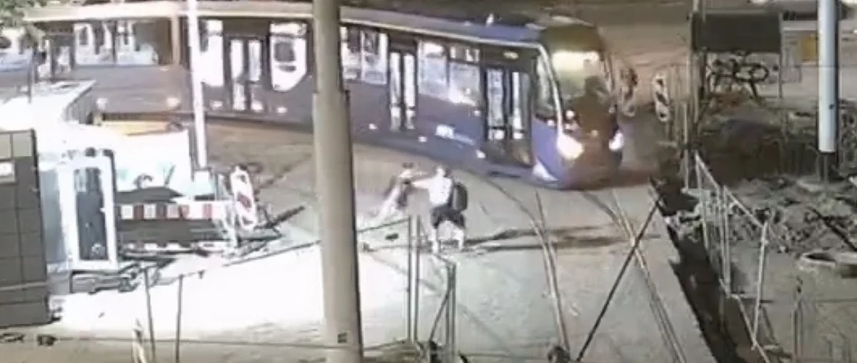 Do 3 lat więzienia grozi mężczyźnie, który zaatakował motorniczego w zajezdni tramwajowej przy ul. Powstańców Śląskich we Wrocławiu. MPK opublikowało nagranie z monitoringu, pokazujące incydent. 