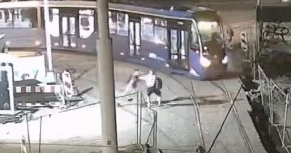 Do 3 lat więzienia grozi mężczyźnie, który zaatakował motorniczego w zajezdni tramwajowej przy ul. Powstańców Śląskich we Wrocławiu. MPK opublikowało nagranie z monitoringu, pokazujące incydent. 