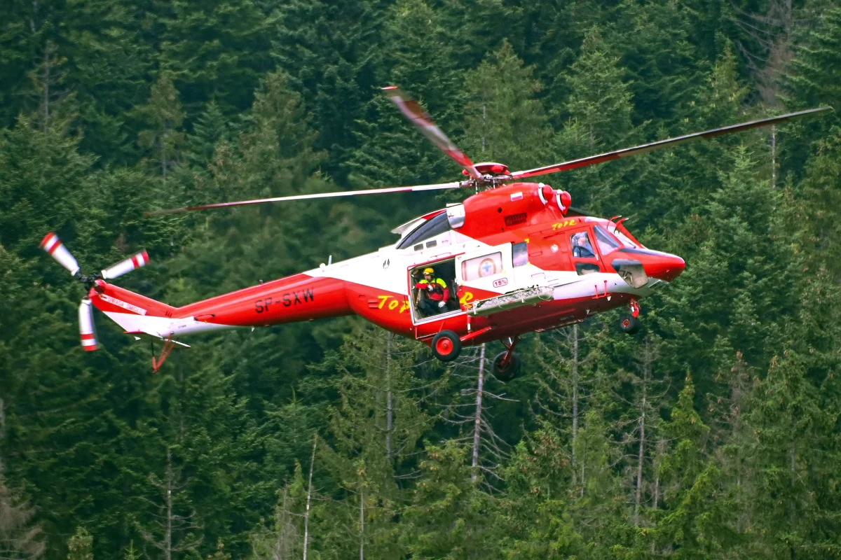 Ratownicy TOPR z pokładu śmigłowca odnaleźli we wtorek w jednym ze żlebów w Dolinie Małej Łąki ciało turysty – poinformował ratownik dyżurny. Mężczyzna w poniedziałek wybrał się na Giewont.