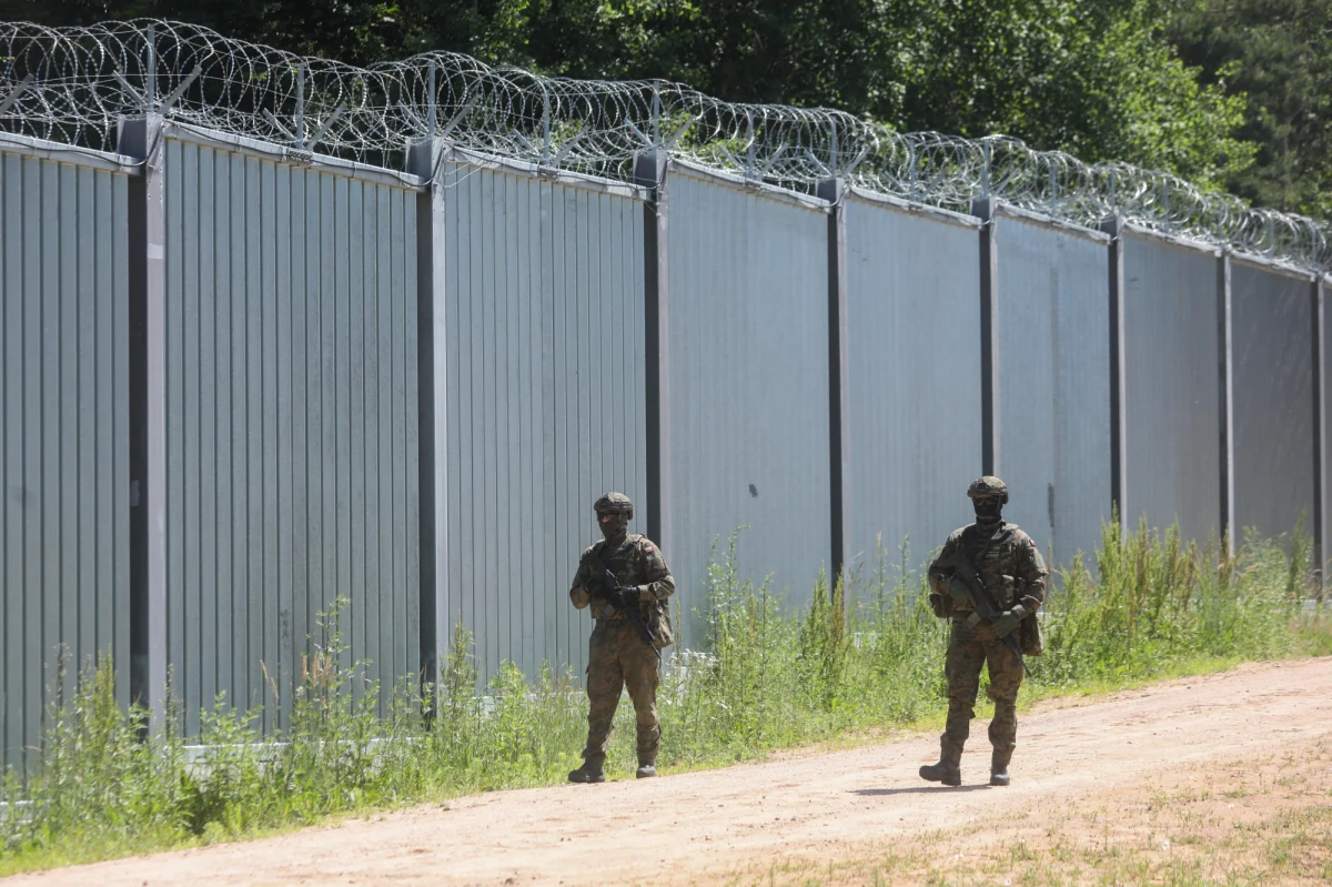 ​28 pojazdów straży granicznej uszkodzili od początku roku cudzoziemcy, rzucając w nie kamieniami, cegłami, czy kostką brukową zza ogrodzenia postawionego na polsko-białoruskiej granicy. W ostatnich tygodniach agresja się nasiliła - tylko w czerwcu uszkodzonych zostało 14 samochodów. 