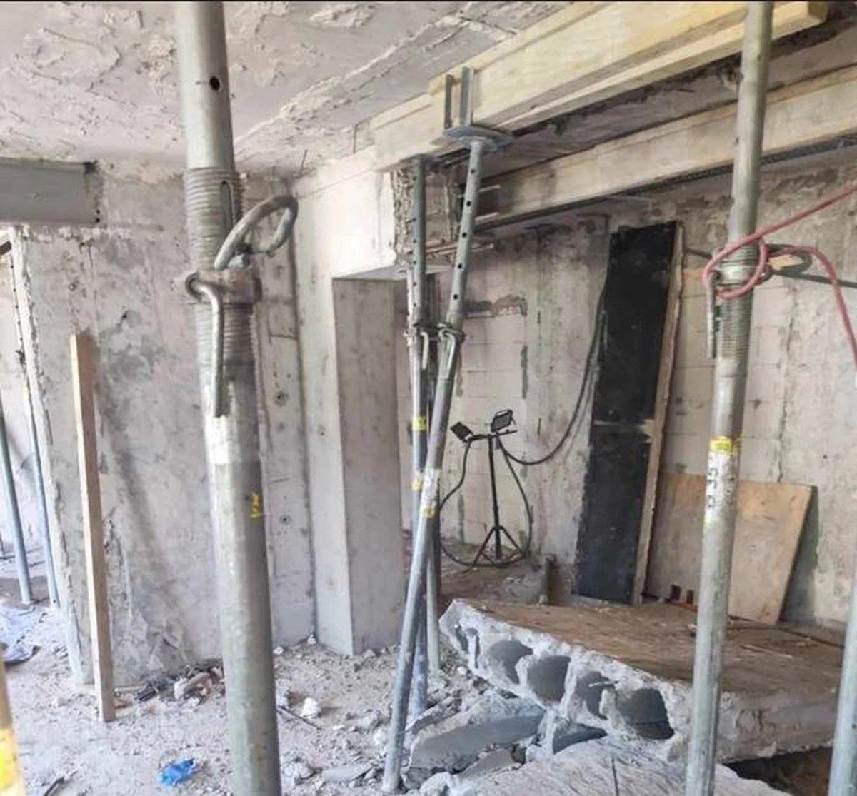 Podczas wyburzania ściany na budowie w centrum Lublina zginął 17-latek. Okoliczności wypadku ustalają policjanci pod nadzorem prokuratora.