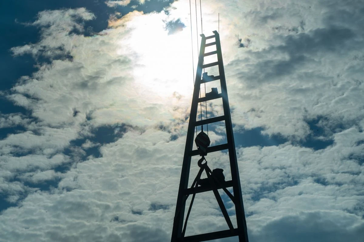 "Drabina do nieba" to 20-metrowa rzeźba wykonana według projektu autorstwa Józefa Szajny stanie na wzgórzu przy wjeździe do Rzeszowa. Miejsce na pomnik osobiście wybrał artysta.