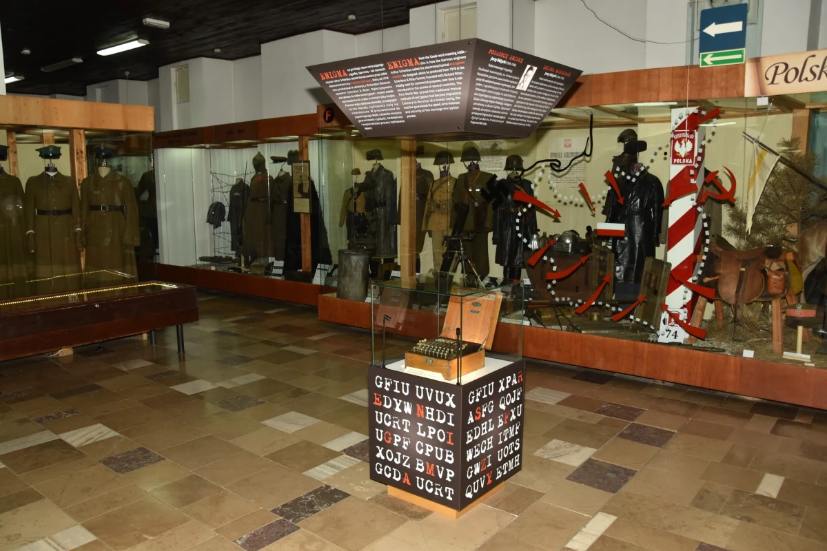 Słynną maszynę szyfrującą "Enigma" można oglądać na honorowym miejscu w Muzeum Oręża Polskiego w Kołobrzegu. Eksponat znajduje się w podświetlonej gablocie, nad którą został zawieszony kubik, gdzie umieszczone są informacje na temat polskich kryptologów oraz schemat budowy i działania Enigmy. Podstawę gabloty stanowi ciąg liter z zaszyfrowanym tekstem. To gratka dla tych, którzy chcieliby spróbować samemu złamać szyfr.