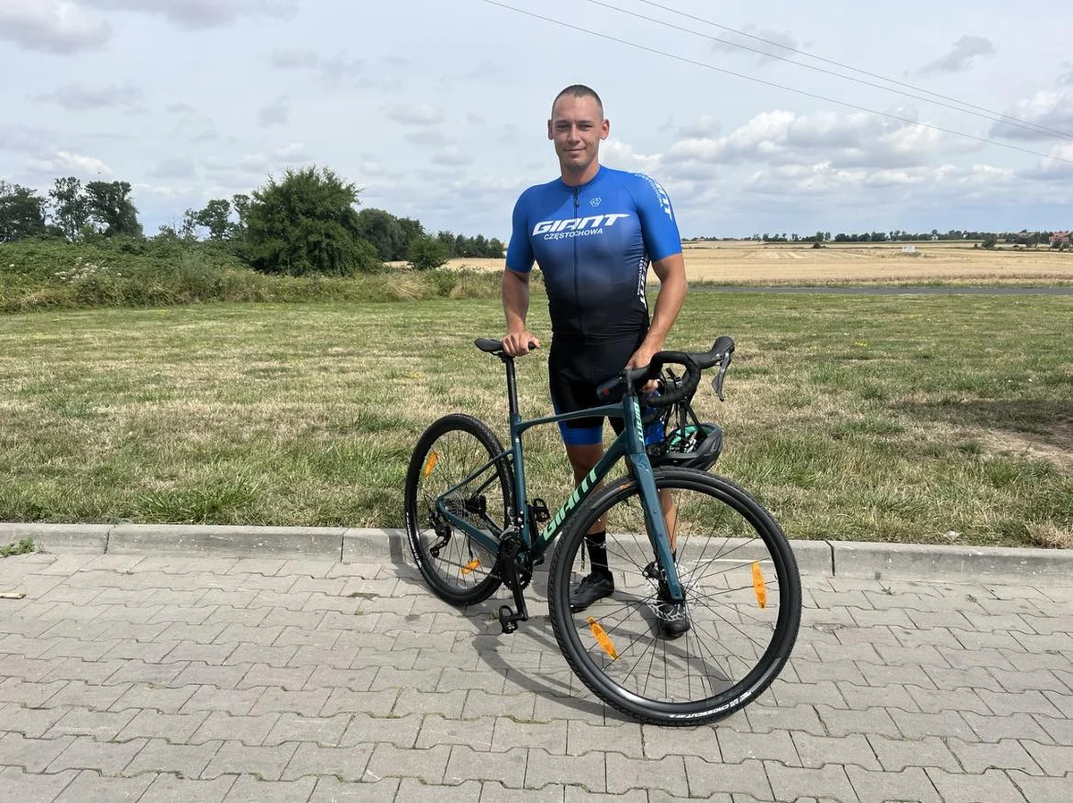 Niecodzienna podróż. Rowerem z Sobótki do Świnoujścia pod hasłem "Ocalmy Ślężę - Świętą górę naszych przodków". W taką trasę ruszył dziś Grzegorz Waksmundzki. To mieszkaniec wspomnianej podwrocławskiej miejscowości. Leży ona u podnóża góry Ślęży, na której prowadzona jest wycinka drzew.