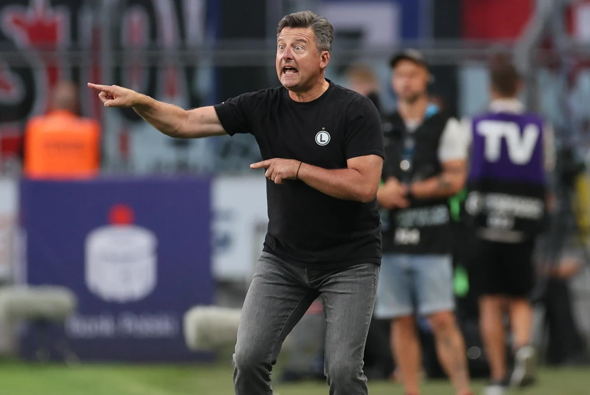 Trener Kosta Runjaic przedłużył umowę z Legią Warszawa. Szkoleniowiec piłkarzy wicemistrza Polski związał się ze stołecznym klubem do 30 czerwca 2026 roku.