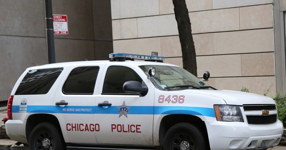 10-letni chłopiec z Chicago wziął pistolet mamy i zaczął strzelać w domu, później strzelił także do wezwanych na miejsce policjantów. Chłopiec pokłócił się z mamą, która kazała mu sprzątać.