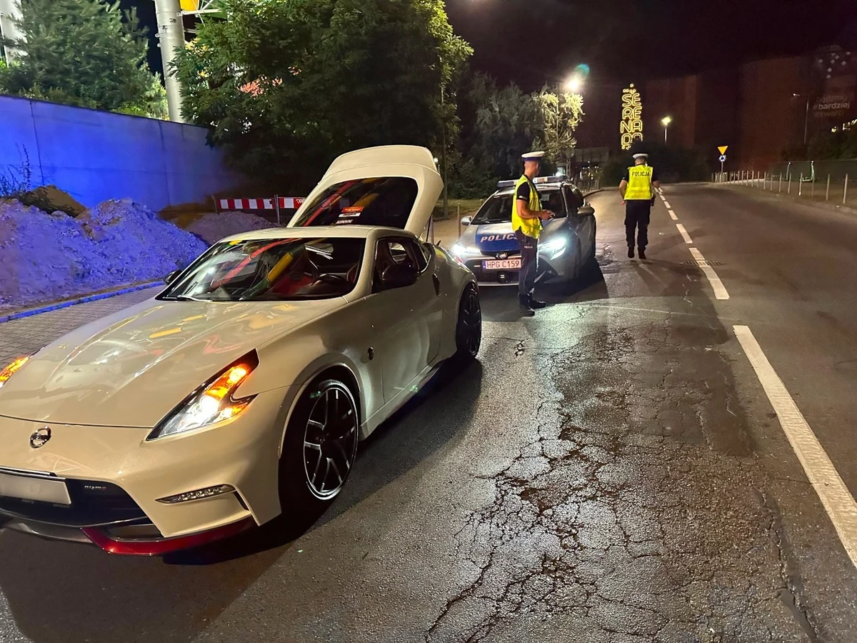 Pół tysiąca kontroli i 400 mandatów na łączną kwotę 130 tysięcy złotych - to rezultat akcji krakowskich policjantów, którzy interweniowali w przypadku organizowanych w mieście nielegalnych wyścigów samochodowych. Tragedia na moście Dębnickim, gdzie zginęła czwórka młodych ludzi nie wszystkim przemówiła do rozumu.