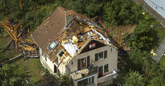 Poniedziałkowa nawałnica w rejonie miasta La Chaux-de-Fonds (kanton Neuchatel) na zachodzie Szwajcarii spowodowała szkody oszacowane na 90 mln franków – poinformowały lokalne władze. Porywy wiatru dochodziły do 217 km/h, uszkodzonych zostało 4 tys. budynków oraz duże obszary lasów.