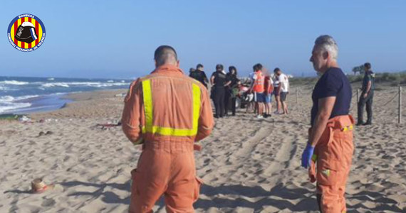 Trzy osoby zginęły przy plaży Marenys we wschodniej Hiszpanii. Prawdopodobną przyczyną tragedii była wysoka fala, która porwała grupę osób spacerujących brzegiem morza.