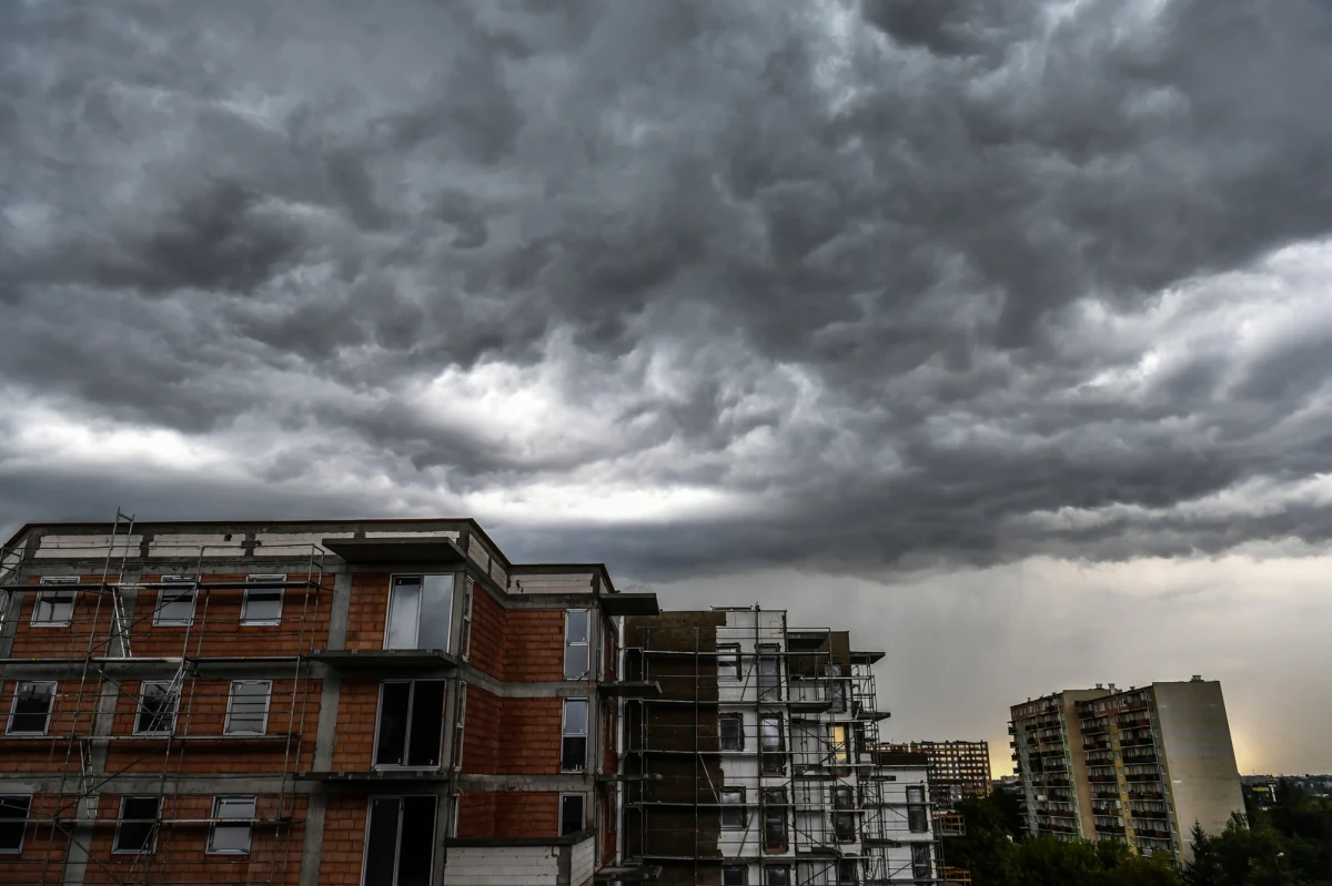 Instytut Meteorologii i Gospodarki Wodnej wydał ostrzeżenia pierwszego i drugiego stopnia przed deszczem z burzami dla części woj. małopolskiego, mazowieckiego, podkarpackiego, świętokrzyskiego, śląskiego i lubelskiego. Lokalnie możliwy jest też grad. 