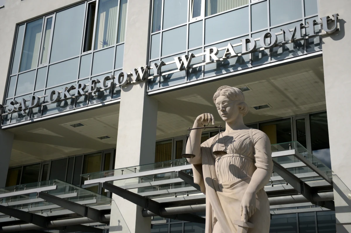 Na karę 2 lat i 2 miesięcy więzienia skazał sąd w Radomiu byłego pracownika WORD w tym mieście, w związku z zarzutami m.in. niedopełnienia obowiązków, przywłaszczenia mienia, oszustwa i wyłudzenia ponad 416 tys. zł. Chodziło o nagrody w konkursach dla uczniów i o pobierane na ich zakup zaliczki.