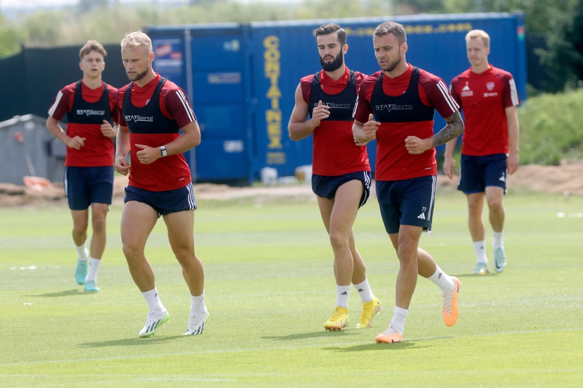 Już dziś Raków Częstochowa zmierzy się z Karabachem Agdam w drugiej rundzie kwalifikacji Ligi Mistrzów. Chociaż faworytem w tym meczu jest mistrz Azerbejdżanu, to polski zespół ostatnio zaskakuje i z pewnością jest w stanie powalczyć o awans.