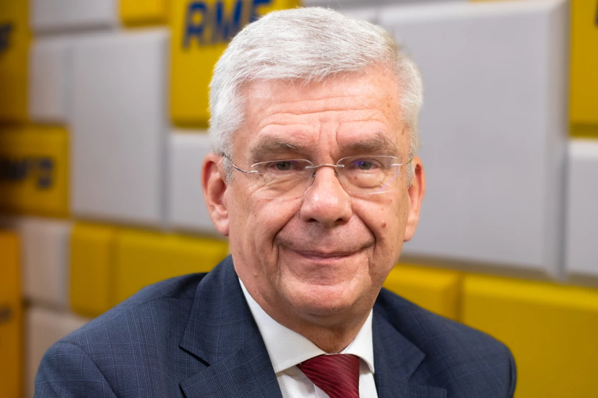 ​Jestem i politykiem i lekarzem i dobrze czuję się w jednej i drugiej roli - powiedział Stanisław Karczewski, senator Prawa i Sprawiedliwości, pytany w Porannej rozmowie w RMF FM, czy bardziej czuje się politykiem, czy może lekarzem. Na pytanie, "czy chciałby, aby jego pacjenta w gabinecie sprawdzali i rewidowali policjanci", gość Piotra Salaka odpowiedział: to zależy jakie są okoliczności. 
