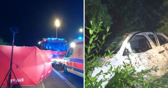 Do tragicznego wypadku doszło we wtorek wieczorem w miejscowości Bieliny w powiecie kieleckim. 19-letni kierowca śmiertelne potrącił 3 mężczyzn. Według wstępnych informacji, samochód wypadł z drogi i wjechał w trzy osoby znajdujące się na chodniku.
