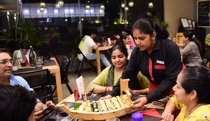 "Indyjskie sushi". Internauci oskarżają restauratorów o "zniewagę" 
