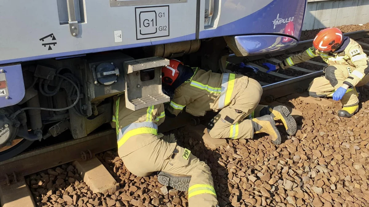 Dramatyczna historia ze szczęśliwym zakończeniem z Jaworzna w Śląskiem. Kobieta wpadła na torowisko i mimo że przejechał nad nią pociąg, ma jedynie złamany nadgarstek. Trafiła do szpitala. 