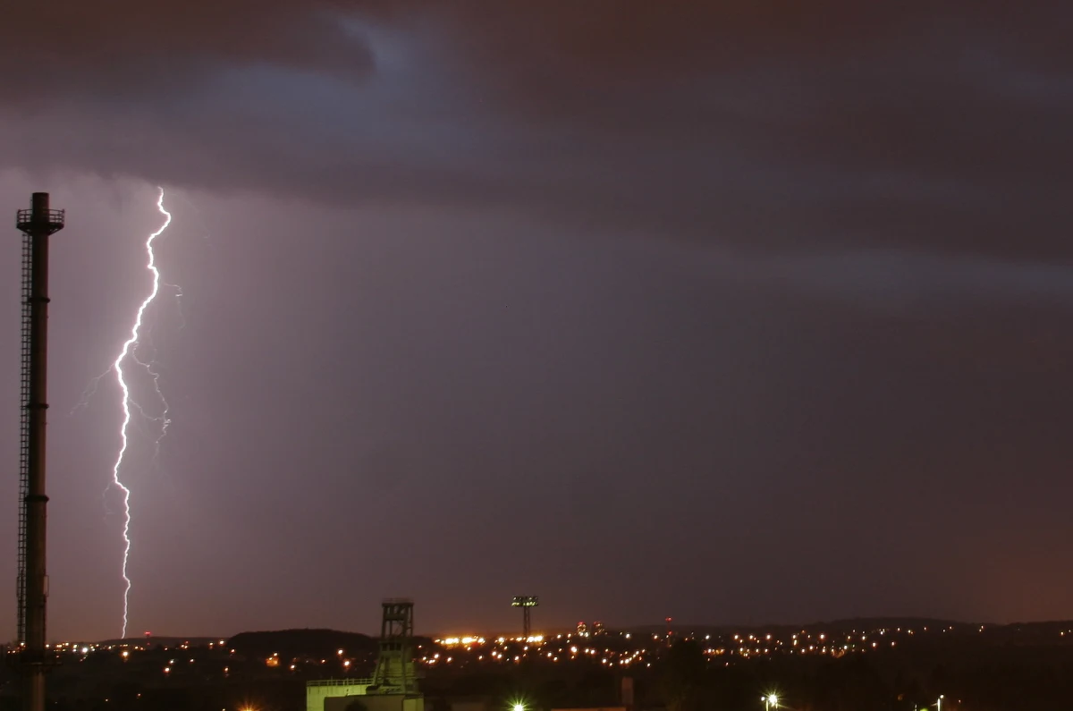 Osiem powiatów w Śląskiem objętych zostało ostrzeżeniem meteorologicznym dotyczącym burz i intensywnych opadów deszczu. To oznacza, że mogą też rosnąć poziomy wody w rzekach. 