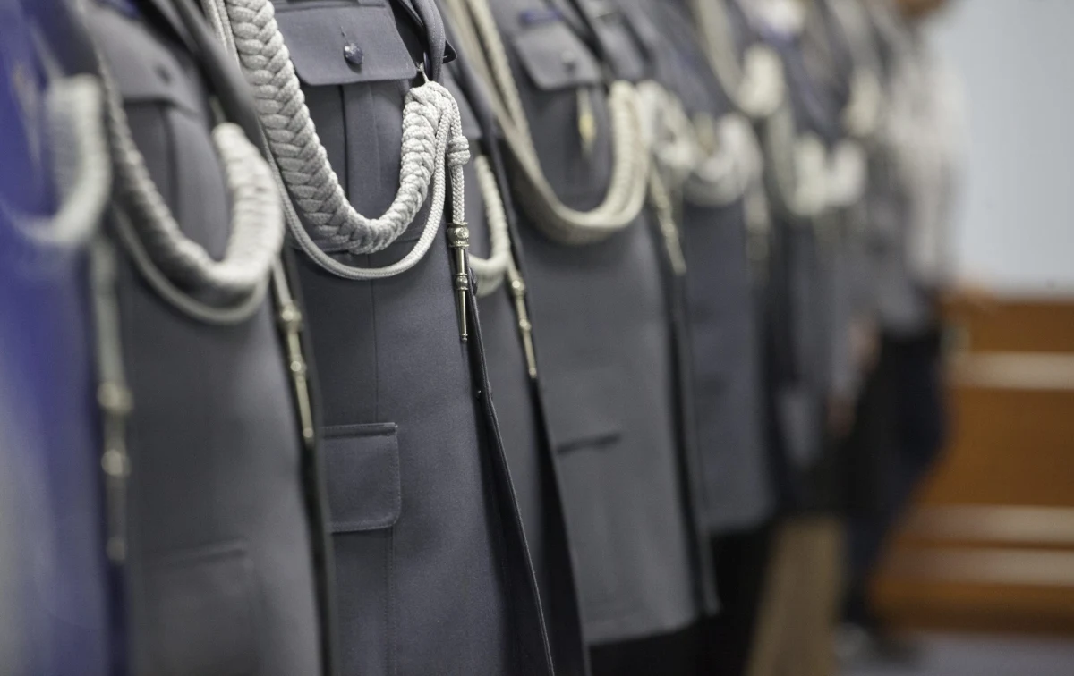 Dwie rzeczywistości finansowe policji. Funkcjonariuszom wypłacone zostały pokaźne premie kwartalne w sytuacji, gdy w tej służbie drastycznie oszczędza się praktycznie na wszystkim. W Faktach RMF FM ujawniliśmy chociażby sytuację w bydgoskiej komendzie miejskiej, której szef - z powodu oszczędności energii - nakazał przekazywanie do magazynów elektrycznych czajników. 