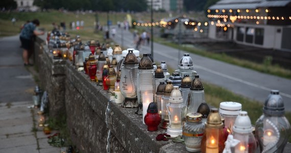 Policja zatrzymała 41-latka, który zbezcześcił grób Patryka P. - jednej z ofiar tragicznego wypadku przy moście Dębnickim w Krakowie. Sprawcę znieważenia miejsca pochówku udało się zidentyfikować dzięki nagraniom z kamer monitoringu.