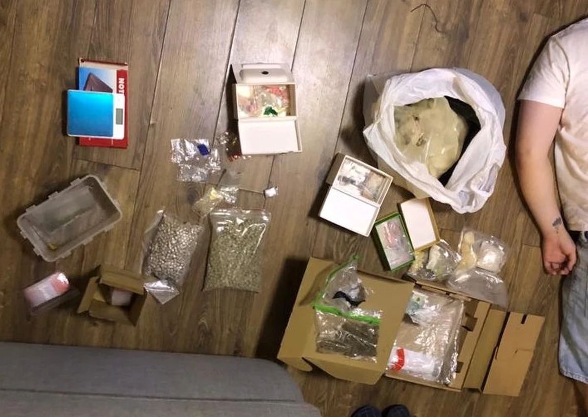 Policjanci z warszawskiej Pragi Południe zatrzymali trzech obywateli Ukrainy podejrzanych m.in. o posiadanie ponad 2,6 kilograma narkotyków. Mężczyźni wpadli po tym, jak wystawili w internecie na sprzedaż skradziona koła od samochodu.