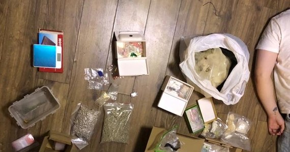 Policjanci z warszawskiej Pragi Południe zatrzymali trzech obywateli Ukrainy podejrzanych m.in. o posiadanie ponad 2,6 kilograma narkotyków. Mężczyźni wpadli po tym, jak wystawili w internecie na sprzedaż skradziona koła od samochodu.