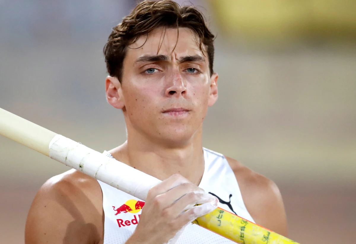 Znakomity tyczkarz i rekordzista świata w skoku o tyczce może mieć kłopoty tuż przed mistrzostwami świata! Armand Duplantis zajął dopiero czwarte miejsce podczas mityngu Diamentowej Ligi w Monako. Szwed pokonał poprzeczkę zawieszoną zaledwie na wysokości 5,72. To zdecydowanie poniżej oczekiwań. Teraz popularny Mondo musi poddać się zabiegom chiropraktycznym.