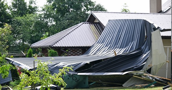 W Wierzawicach na Podkarpaciu silny wiatr zerwał poszycia dachowe z pięciu budynków mieszkalnych oraz siedmiu gospodarczych. To efekt frontu burzowego, który przechodził minionej doby nad Podkarpaciem.