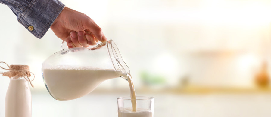 Mleko i produkty mleczne stanowią około 30 procent naszej diety, między innymi dlatego, że dostarczają nam niezbędnych aminokwasów, tłuszczów, witamin (witamina D), a także minerałów np. wapnia.