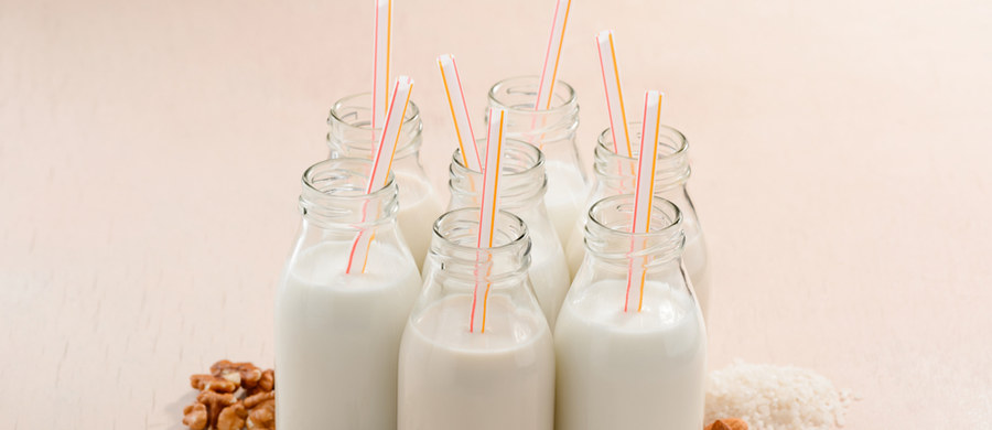 Zespół naukowców z University of Minnesota w USA przeanalizował etykiety 237 alternatywnych produktów mlecznych wykonanych z migdałów, owsa, ryżu i soi, które są obecnie dostępne w USA lub były dostępne do niedawna. Następnie porównali poziomy białka, wapnia i witaminy D w produktach roślinnych z poziomami tych samych składników w mleku krowim. Wyniki ich badania zaskakują. 