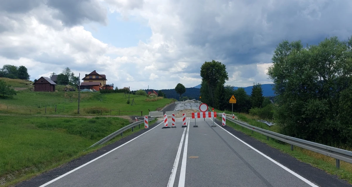 GDDKiA podpisała umowę na przeprowadzenie badań geotechnicznych i wykonanie ekspertyzy osuwiska w Kasinie Wielkiej na zamkniętym fragmencie drogi krajowej nr 28. Odcinek jest nieprzejezdny od końca maja.