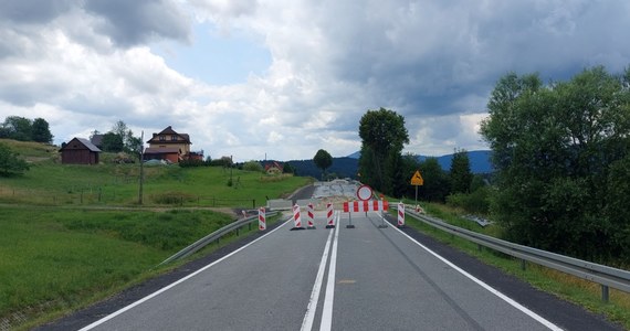 GDDKiA podpisała umowę na przeprowadzenie badań geotechnicznych i wykonanie ekspertyzy osuwiska w Kasinie Wielkiej na zamkniętym fragmencie drogi krajowej nr 28. Odcinek jest nieprzejezdny od końca maja.