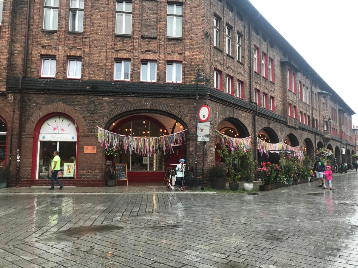 Już w najbliższą niedzielę w Katowicach odbędzie się Jarmark u Babci Anny. 160 wystawców będzie oferować m.in. rękodzieło, ale też przysmaki kuchni śląskiej i regionalne przetwory, a wszystko w centrum dawnego, górniczego osiedla - Nikiszowca.
