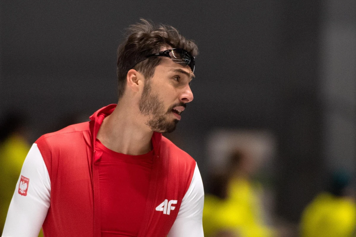 Jeszcze kilka lat temu był czołowym polskim panczenistą, specjalistą od sprinterskich dystansów. Teraz Artur Waś przeszedł z powodzeniem na "drugą stronę". Jest obecnie trenerem działającym w sztabie reprezentacji Polski. Patrykowi Serwańskiemu opowiedział o tym, jak czuł się po zakończeniu kariery i jak przebiegał proces zamiany kariery sportowej na pracę trenerską.