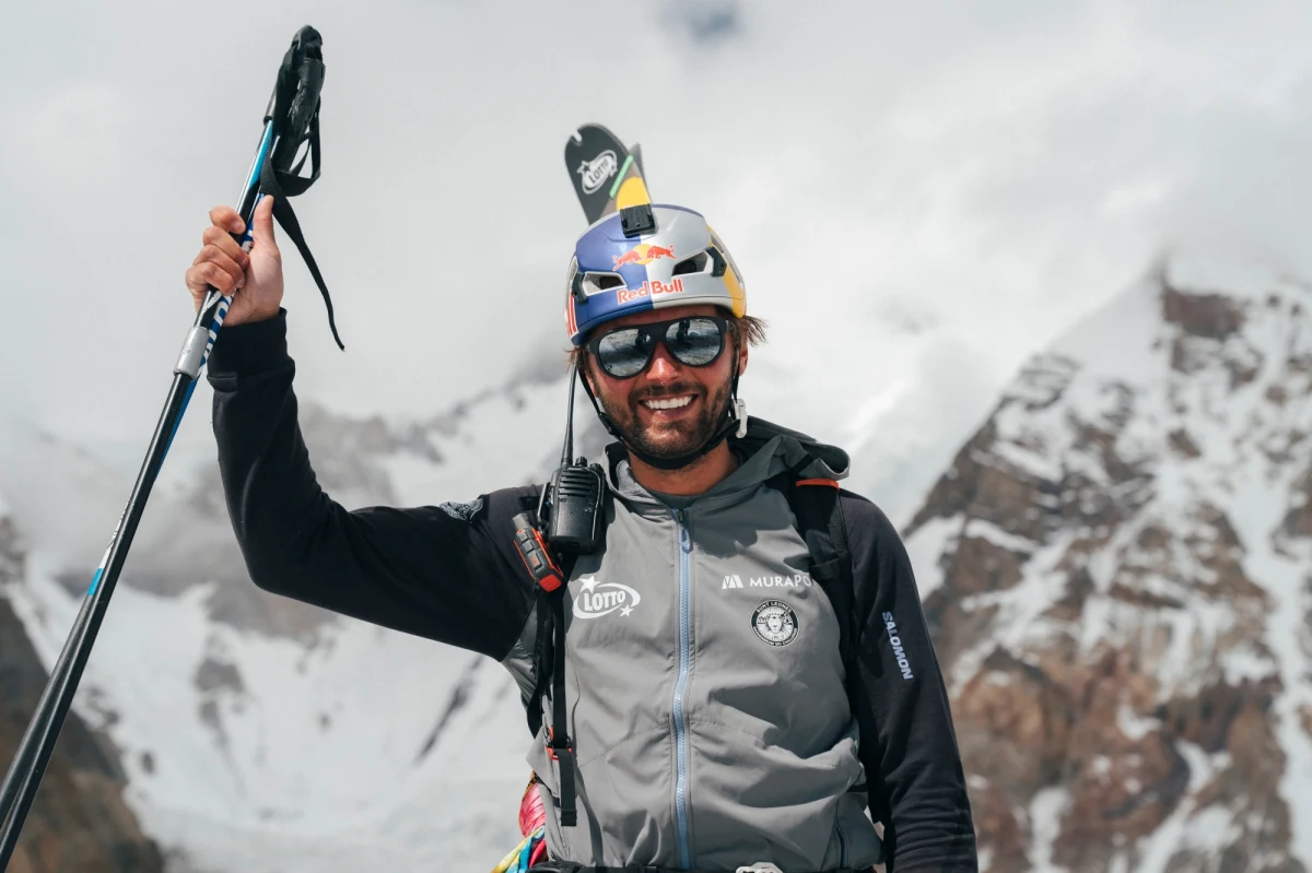 Andrzej Bargiel stanął nad ranem na szczycie Gaszerbruma I, po czym rozpoczął zjazd na nartach. Przed godziną 15:00 czasu polskiego udało mu się dotrzeć do bazy. 
