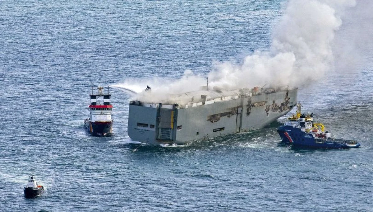 Jedna osoba zginęła, a kilka zostało rannych w wyniku pożaru, jaki wybuchł na statku przewożącym 3 tysiące samochodów. Jednostka płonie na Morzu Północnym 30 kilometrów na północ od jednej z wysp fryzyjskich Ameland. Jak podaje straż przybrzeżna, gaszenie ognia może potrwać kilka dni. Samochodowiec Fremantle Highway transportował auta z Niemiec do Egiptu. Jak podaje holenderska straż przybrzeża, najpierw zapaliło się auto elektryczne, potem ogień rozprzestrzenił się na kolejne.