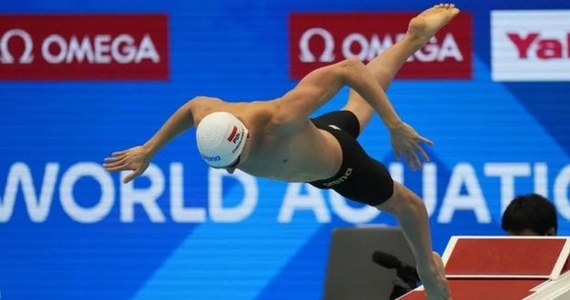 Krzysztof Chmielewski zdobył srebrny medal w wyścigu na 200 m stylem motylkowym podczas pływackich mistrzostw świata w japońskiej Fukuoce. Triumfował Francuz Leon Marchand. To największy sukces w karierze młodego Polaka.