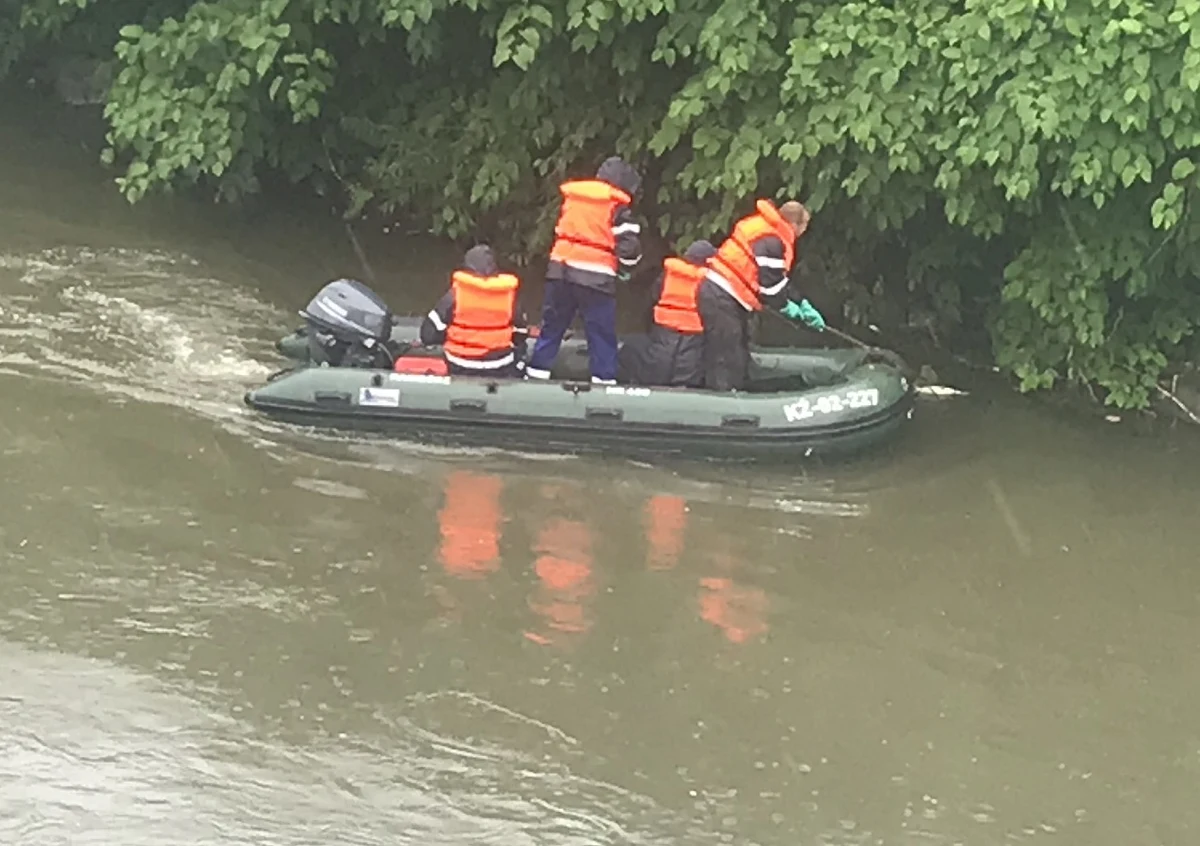 Stawiamy zaporę i wyławiamy wszystkie śnięte ryby, które spływają do Polski Odrą od strony czeskiej - poinformował wojewoda śląski Jarosław Wieczorek po sztabie kryzysowym. Śnięcie ryb w Odrze po czeskiej stronie blisko granicy z Polską potwierdził minister środowiska Czech Petr Hladik. Poinformowała o tym minister klimatu Anna Moskwa. 