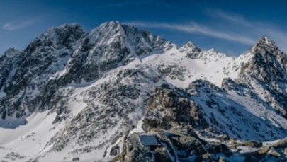 W Tatrach sypie śnieg. Turyści i tak ruszają w góry