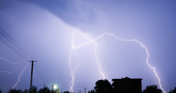 Przed burzami i silnymi opadami przestrzega Instytut Meteorologii i Gospodarki Wodnej. Synoptycy wydali ostrzeżenia, które obowiązujące przez całą noc do 9:00 rano. Najintensywniejsze opady prognozowane są na Podkarpaciu i w Lubelskim.