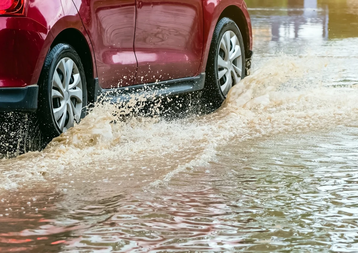 Intensywne opady deszczu w południowo-wschodniej Polsce spowodowały lokalne podtopienia w wielu miejscowościach m.in. w Małopolsce, województwie świętokrzyskim, lubelskim i podkarpackim. IMGW ostrzega przed dalszymi opadami i burzami w nocy.